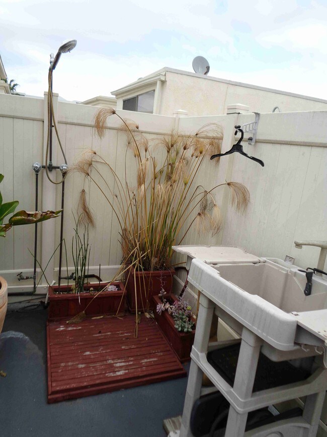 Private roof Deck Shower - 3512 Pacific Ave