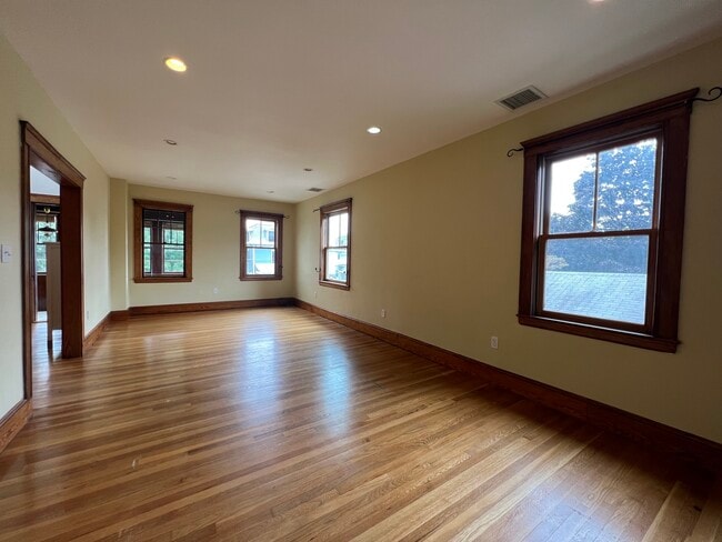 Large Living Area - 7 Fairfield St