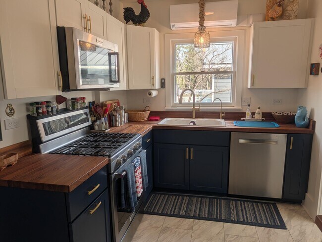 Building Photo - 1415 S Shore Dr