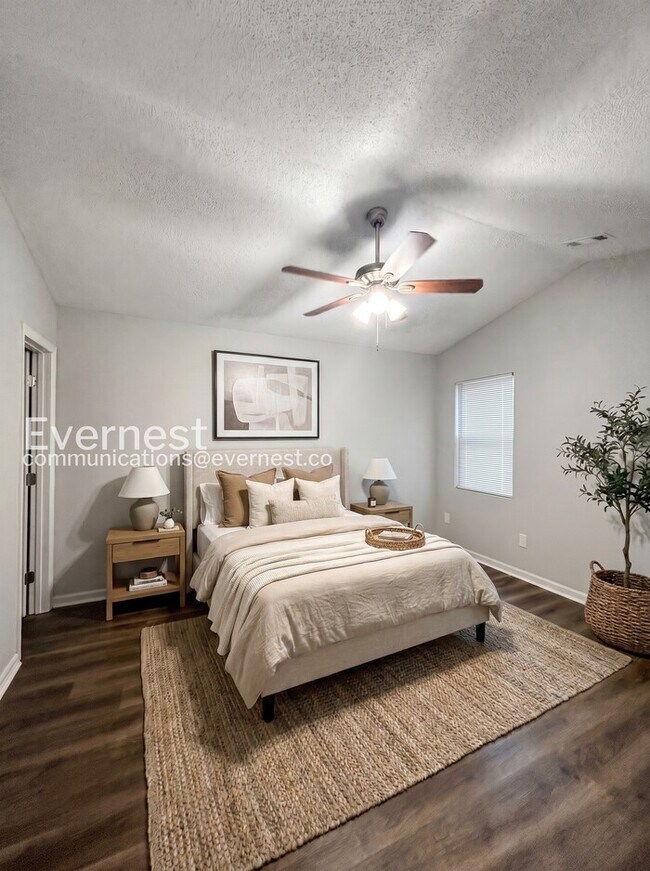 Building Photo - 3 Bed/2 Bath Home with Garage / Pet-Friendly / Vouchers Accepted / Coming Soon!