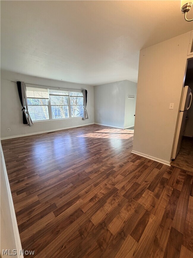 Building Photo - 6910 Carriage Hill Dr