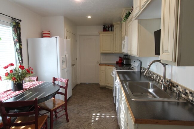 Building Photo - Beautiful 3 Bedroom Home in Orem!