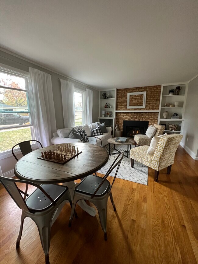 Building Photo - 1735 Crestview Dr