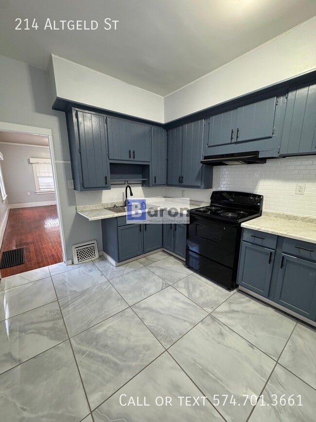 Building Photo - 214 Altgeld St