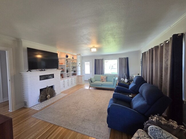 Building Photo - Fully Furnished 1-Bedroom with River Views – Ideal for Traveling Professionals