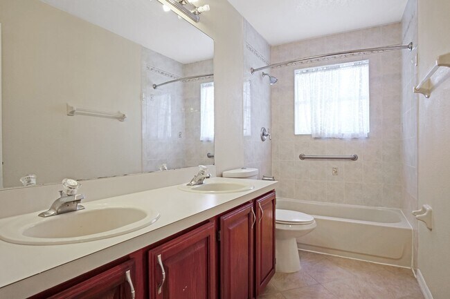 Building Photo - Spacious Home on Oversized Lot Now Availab...