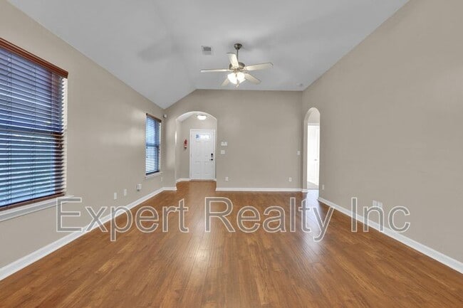 Building Photo - 1633 Cove Dr