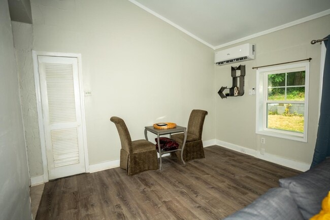 Building Photo - 130 Ella St