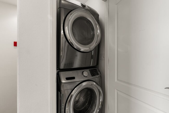 Building Photo - Modern, Private 2 Bed/2 Bath Townhouse wit...