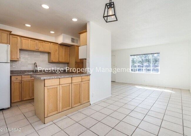 Building Photo - Charming, Updated  Brick Home in Central Tucson with Huge Yard!