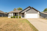 Building Photo - 3 Bed | 2 Bath in Broken Arrow!