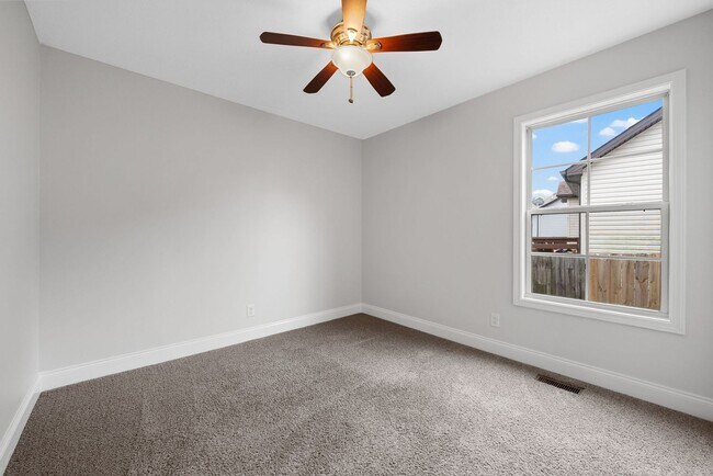 Building Photo - 3 Bedroom 2 Full Bath Home For Rent!