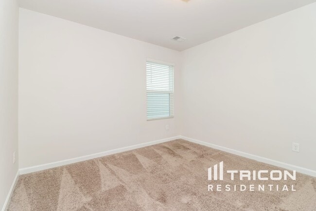 Building Photo - 2848 McKenzie Dr