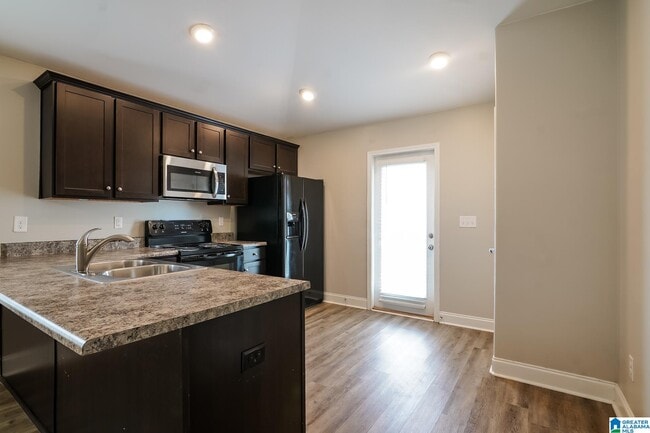 Building Photo - 3008 Village Ridge Dr