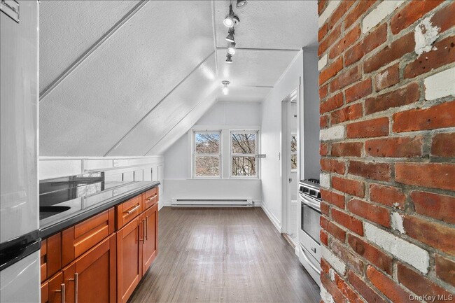 Building Photo - 7 Oak Ave