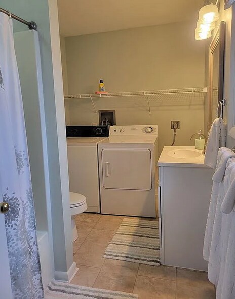 Full bath with washer and dryer - 533 N 2nd St