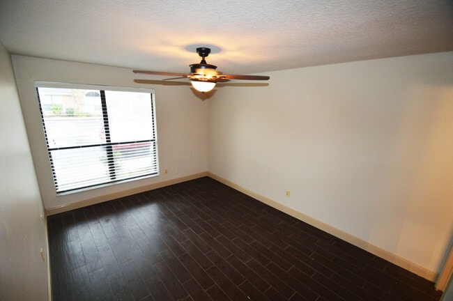 Building Photo - Remodeled One-Story Townhome EXCELLENT Location