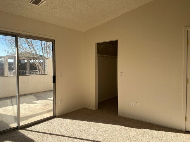 Building Photo - 4 Bedrooms 2 Bathroom home available in Victorville!!