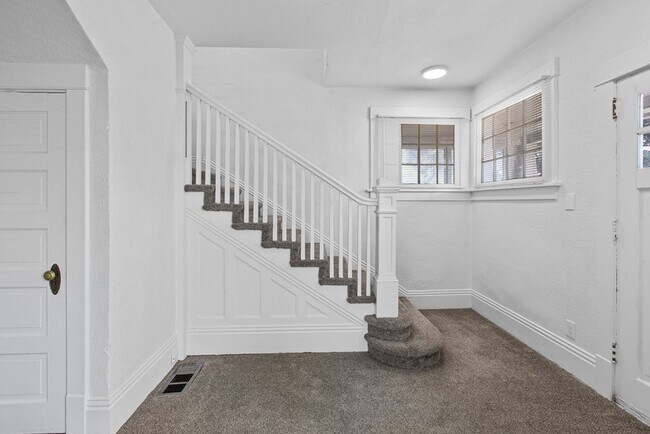 Building Photo - 8 Bedroom Home with 3 Kitchens Near UNC - Available as a single home or 2 separate units.