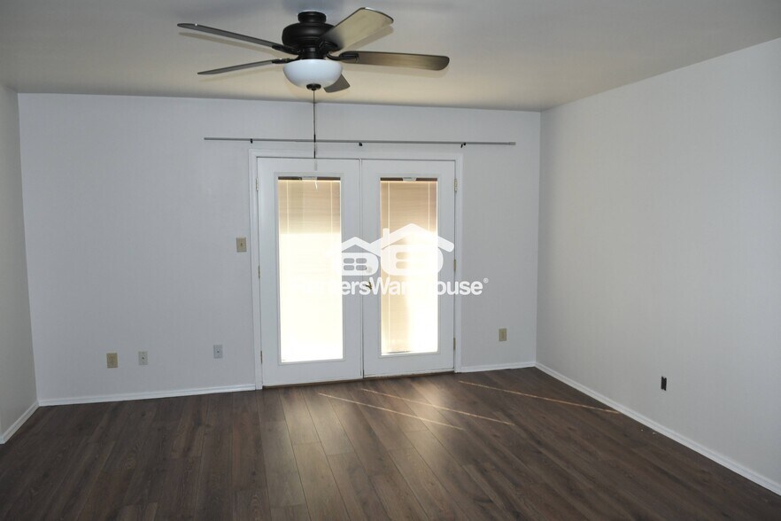 Building Photo - 10700 E Hope Dr