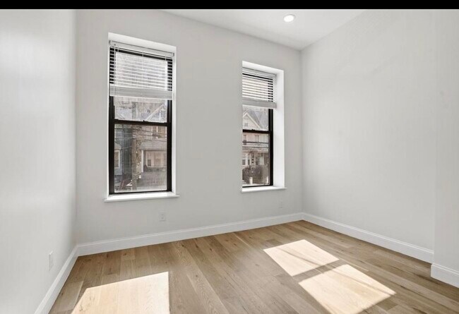 Building Photo - 233.5 Summit Ave