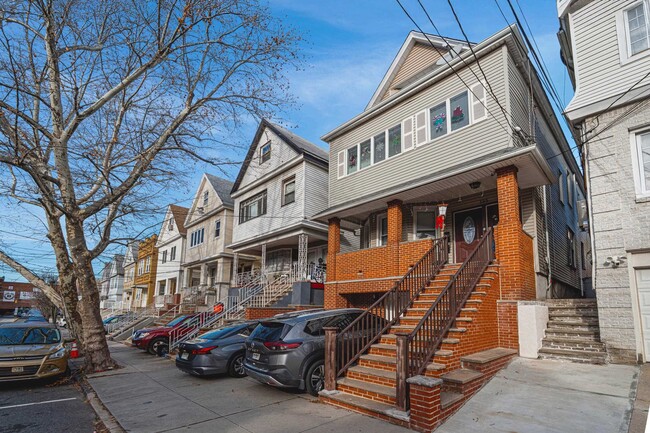 Building Photo - 133 W 28th St