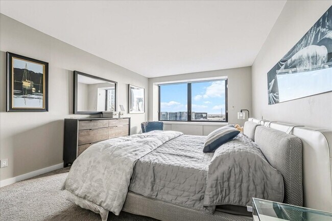 Building Photo - 65 E India Row