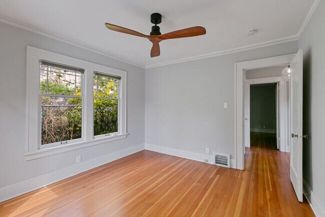 Building Photo - Charming AIR CONDITIONED Leschi Craftsman