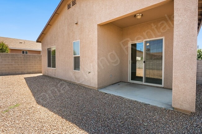 Building Photo - CHARMING TWO BEDROOM