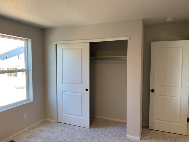 Building Photo - Exquisite 4 Bed 2.5 Bath Single Family Home with 3-car garage