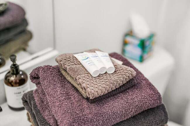 Building Photo - 3309 NE 42nd Pl