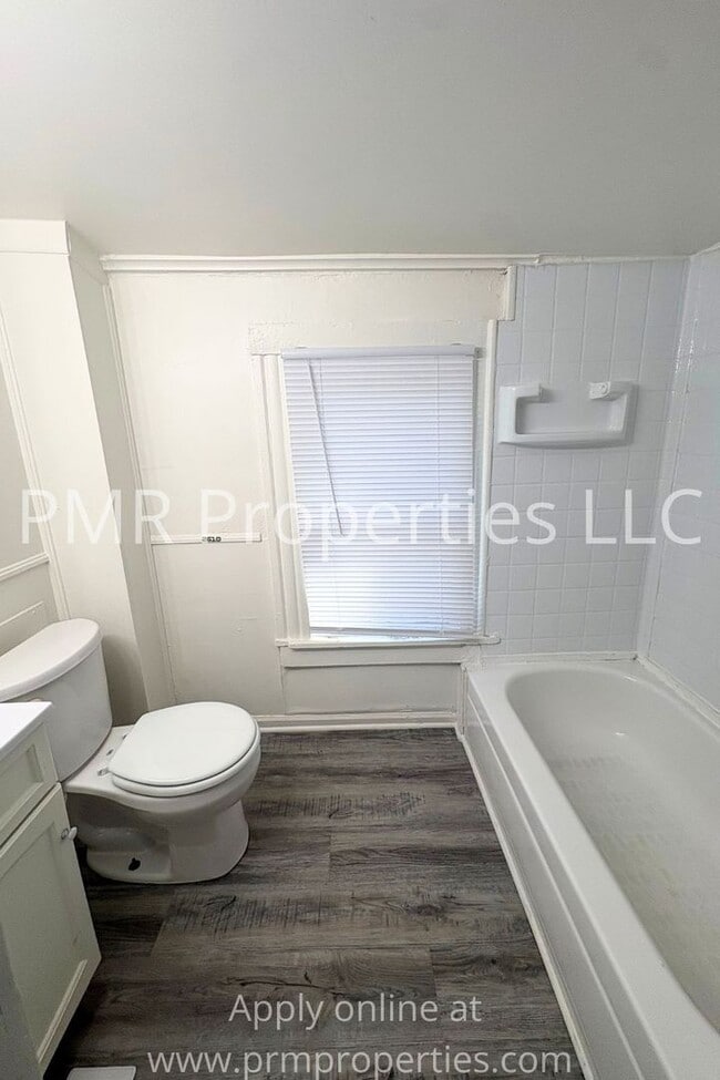 Building Photo - 3 Bedrooms / 1 Bathroom House