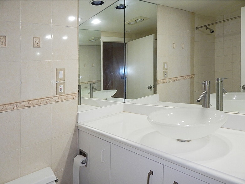 Building Photo - 10 Rogers St