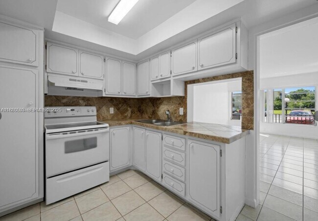 Building Photo - 1400 NE 169th St