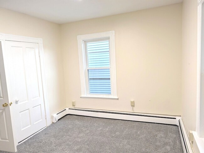 Building Photo - 685 Massabesic St