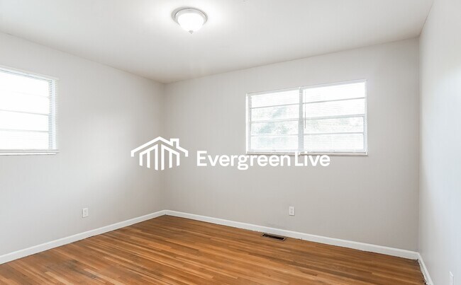 Building Photo - 723 Gramor Dr