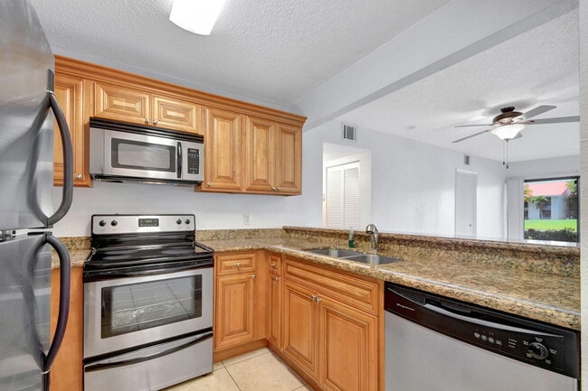 Building Photo - 1495 Lake Crystal Dr