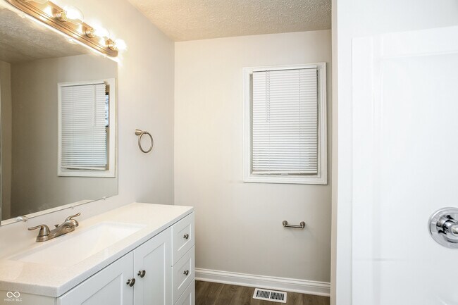 Building Photo - 935 N Gibson Ave