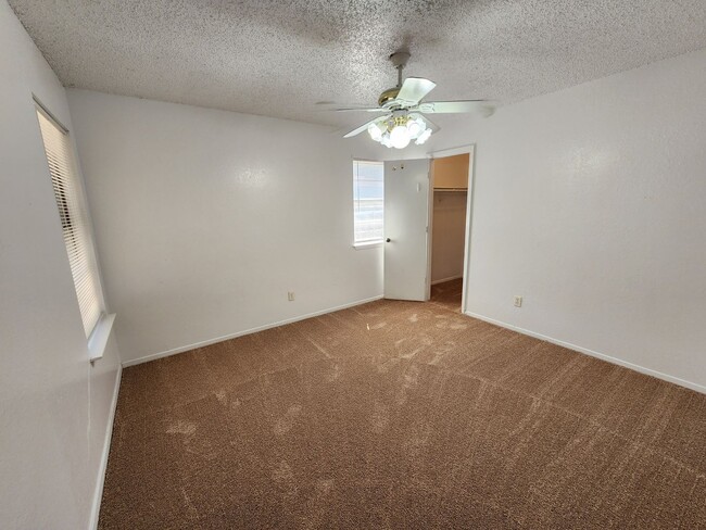 Building Photo - Charming 2 bedroom Duplex in Burleson