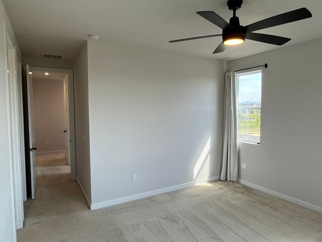 Building Photo - Modern Luxury Meets Convenience in Hillsboro