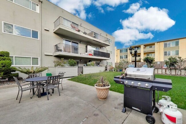 Building Photo - 1707 Shore Line Dr