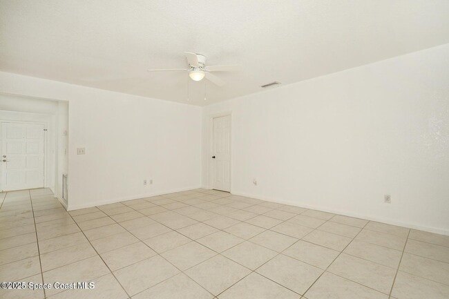 Building Photo - 765 Palm Dr