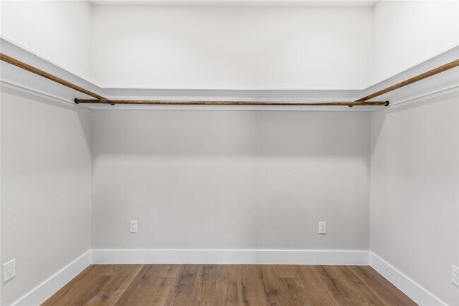 Building Photo - 2398 Valley Dr