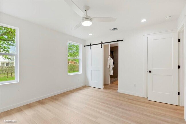 Building Photo - 381 Perryman St