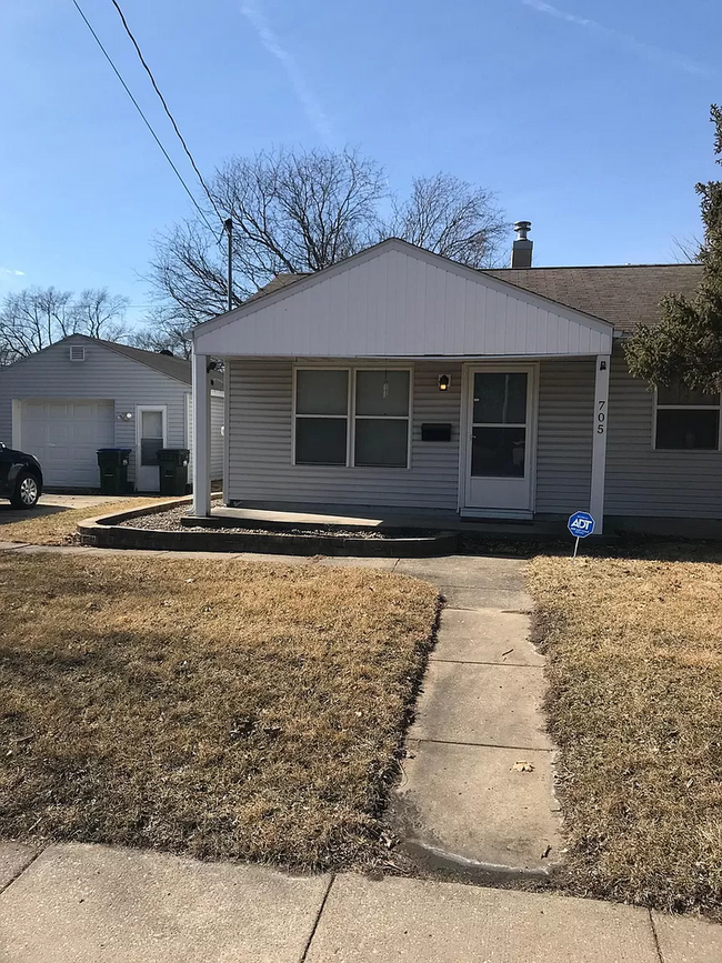 Primary Photo - Adorable 2 Bed, 1 Bath home on big lot in ...