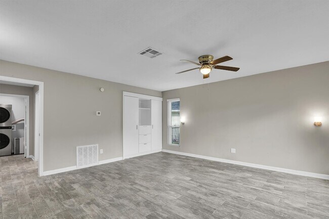 Building Photo - 3539 Balboa Cir