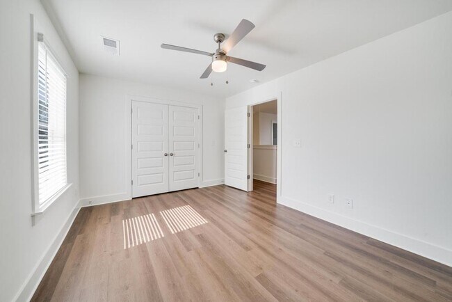 Building Photo - Primary suite on main level, bonus loft space upstairs!