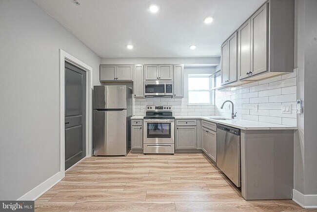 Building Photo - 323 S 51st St