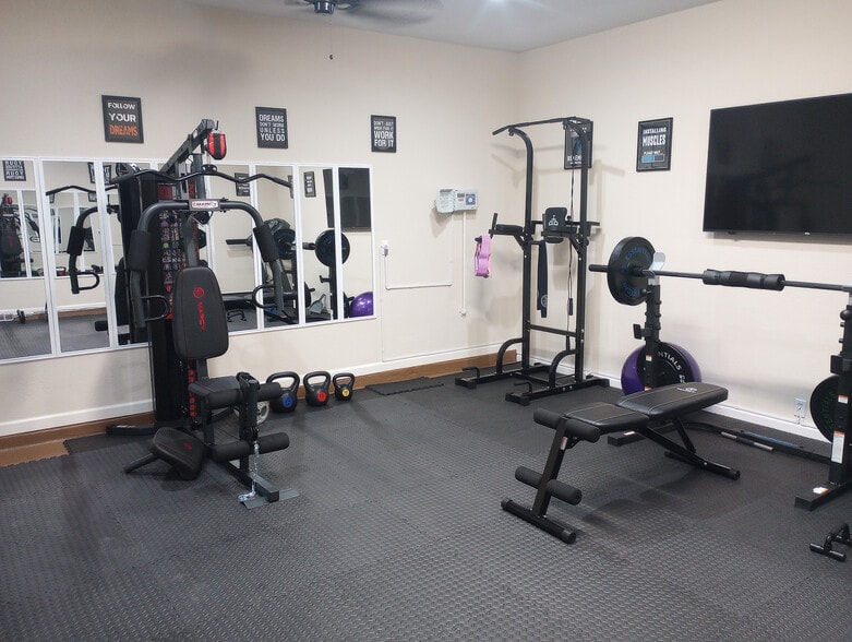 Building Photo - Room in House on Arabian King