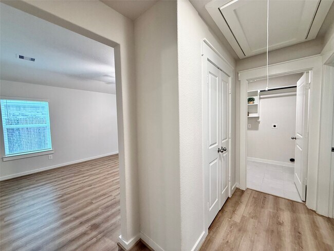 Building Photo - 7534 Coral Ter Dr